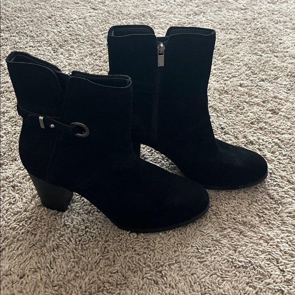 Koolaburra Suede Black Ankle Boots sz10 - Picture 1 of 7